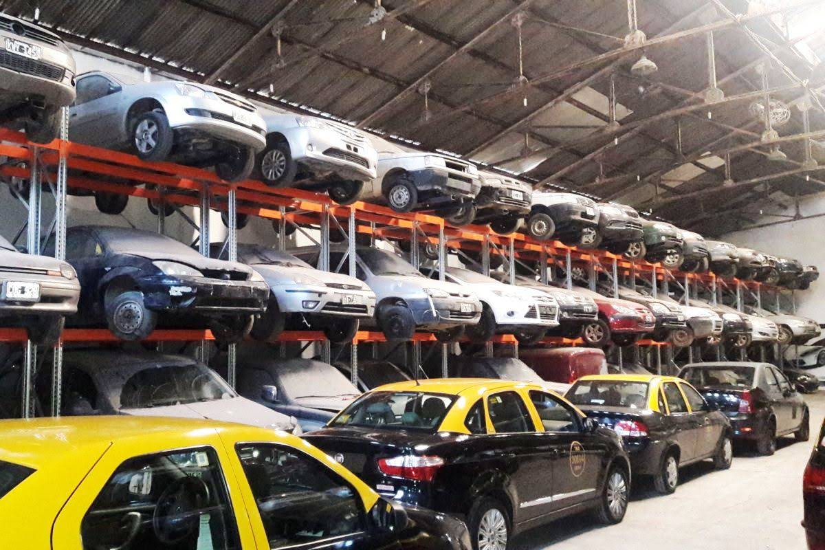 Racks de Diseño para apilar autos en GIA Automotores
